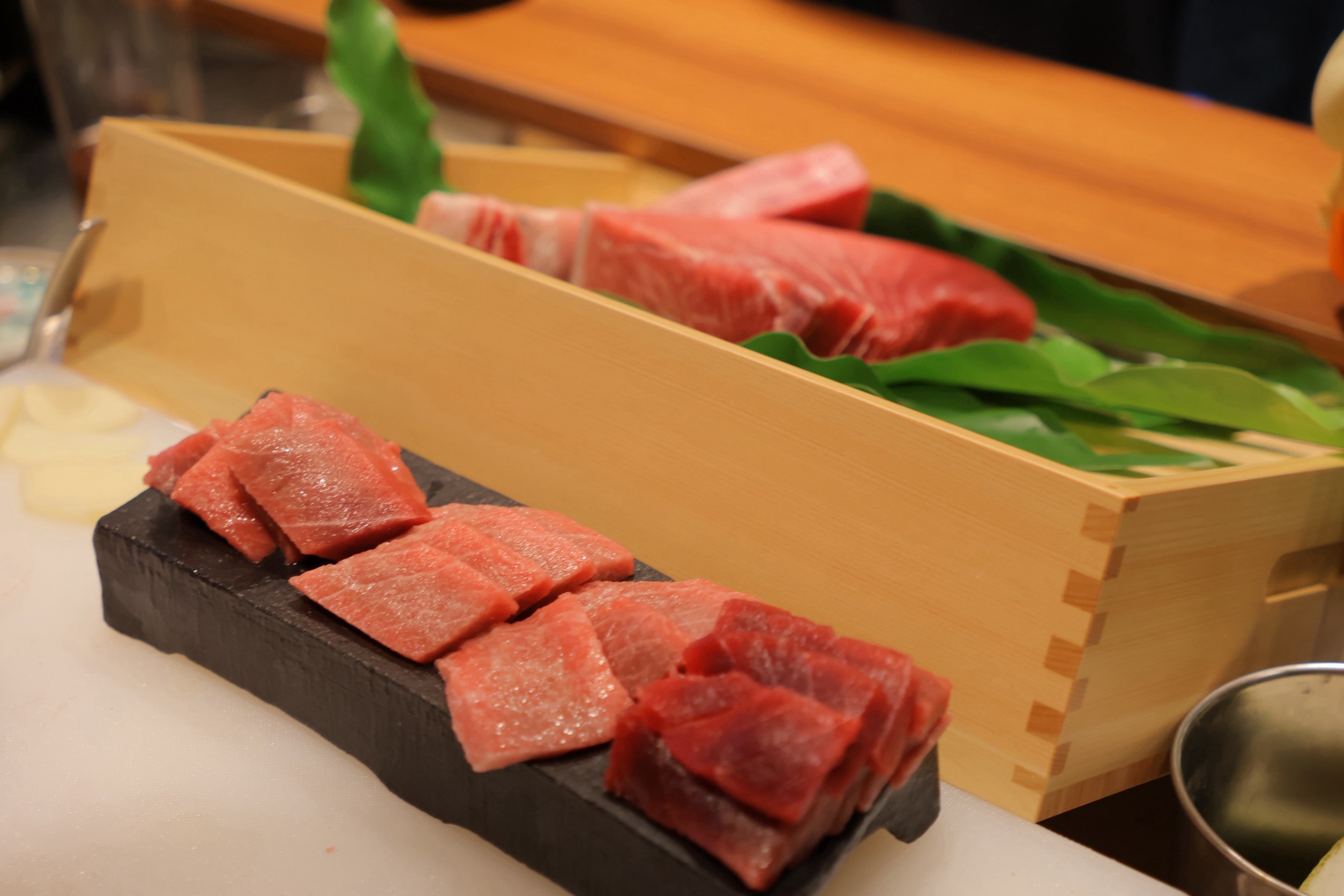 木盒前陳列的魚肉與切片